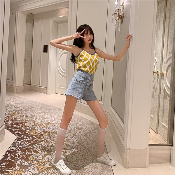 Pantaloni scurți de damă cu talie înaltă și buzunare în roz și albastru