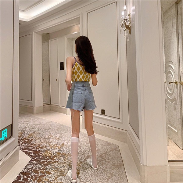 Pantaloni scurți de damă cu talie înaltă și buzunare în roz și albastru