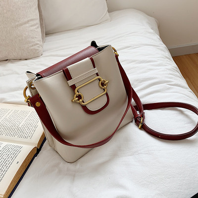 Модерна дамска чанта с метално закопчаване в няколко цвята