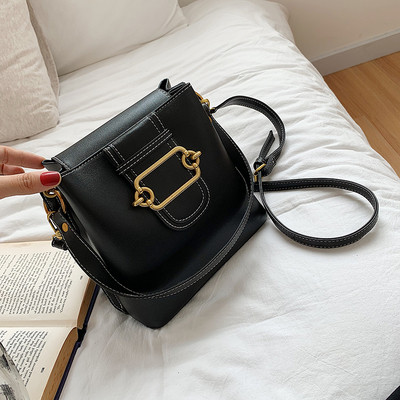 Модерна дамска чанта с метално закопчаване в няколко цвята