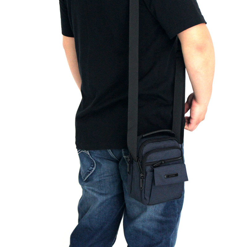 Geanta de barbati actuala cu buzunare in trei culori