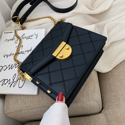 Модерна дамска чанта с метална верижка в четири цвята