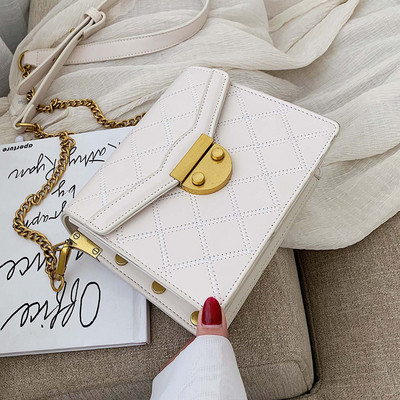 Модерна дамска чанта с метална верижка в четири цвята