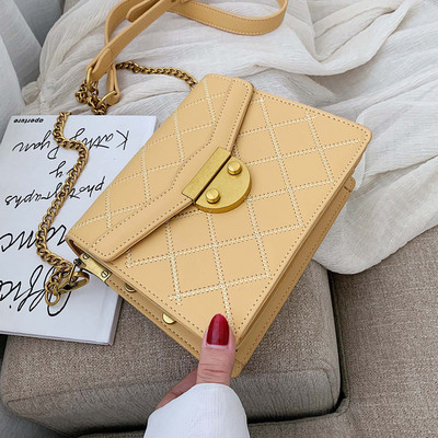 Модерна дамска чанта с метална верижка в четири цвята