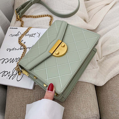 Модерна дамска чанта с метална верижка в четири цвята