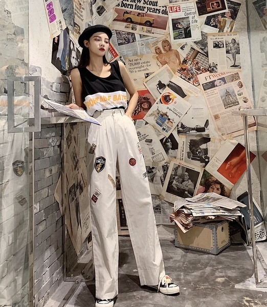 Pantaloni moderni de dama cu talie inalta si embleme