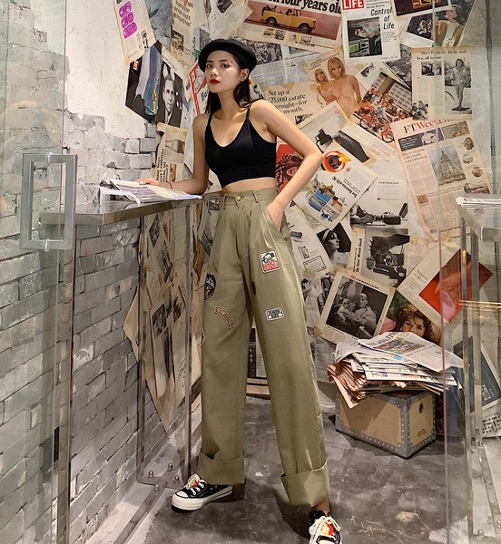 Pantaloni moderni de dama cu talie inalta si embleme