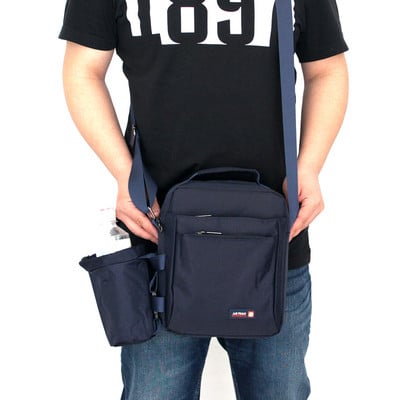 Geanta barbateasca moderna in trei culori cu emblema