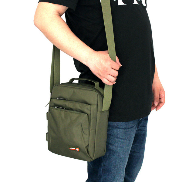 Geanta barbateasca moderna in trei culori cu emblema