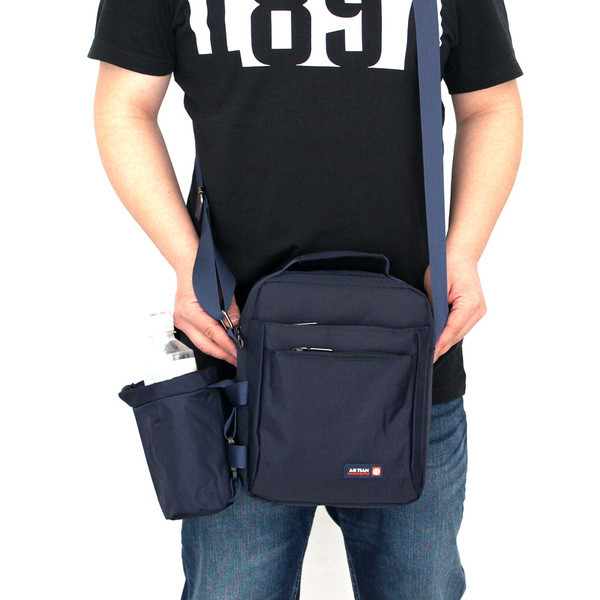 Geanta barbateasca moderna in trei culori cu emblema