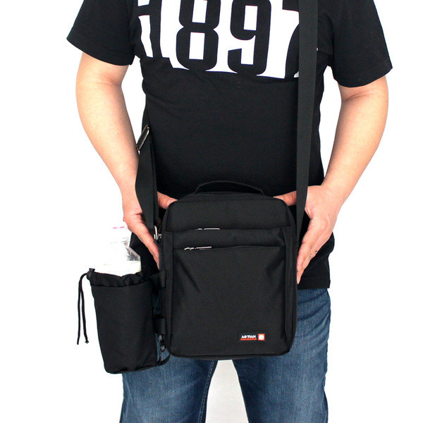 Geanta barbateasca moderna in trei culori cu emblema