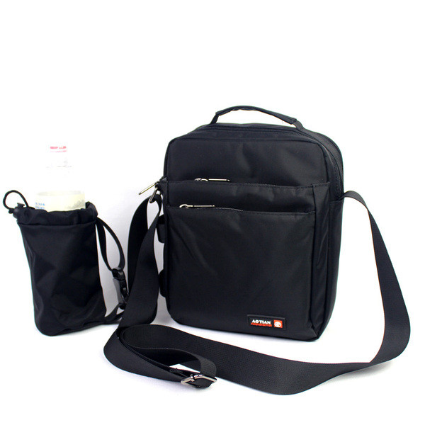 Geanta barbateasca moderna in trei culori cu emblema