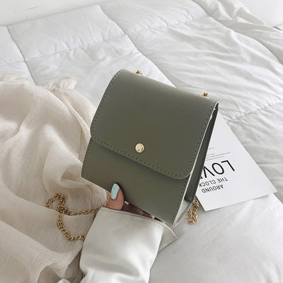 O geanta de dama moderna este un lant metalic in mai multe culori