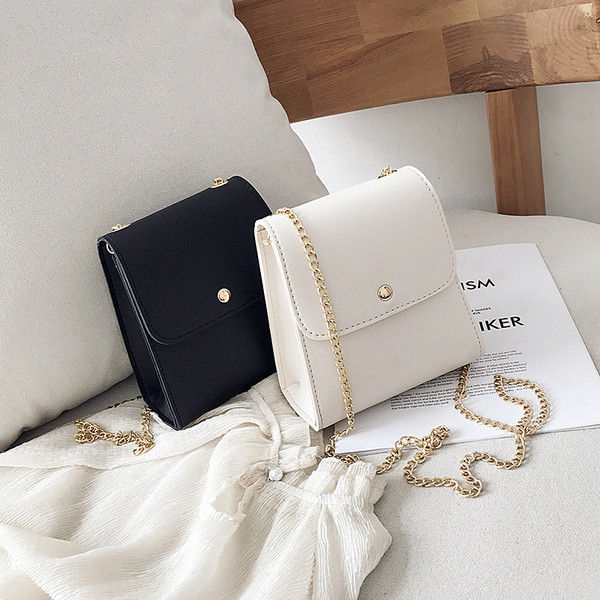 O geanta de dama moderna este un lant metalic in mai multe culori