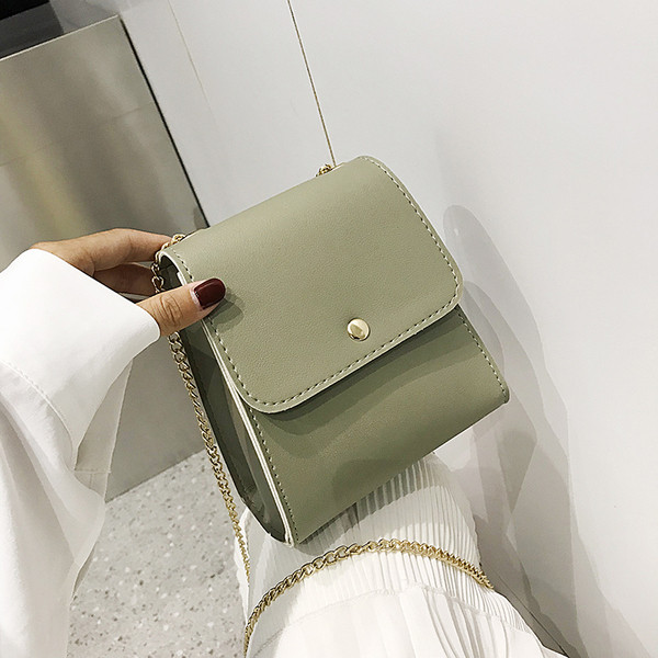 O geanta de dama moderna este un lant metalic in mai multe culori