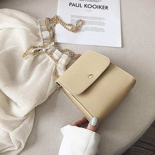 O geanta de dama moderna este un lant metalic in mai multe culori