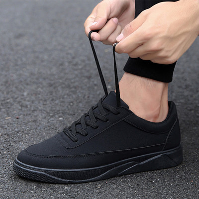 Tenisi moderni pentru bărbați - în negru și roșu