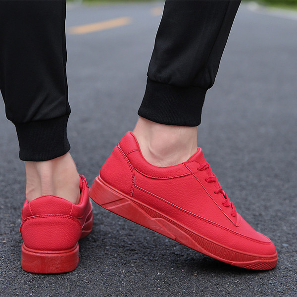 Tenisi moderni pentru bărbați - în negru și roșu