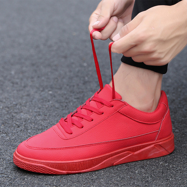 Tenisi moderni pentru bărbați - în negru și roșu