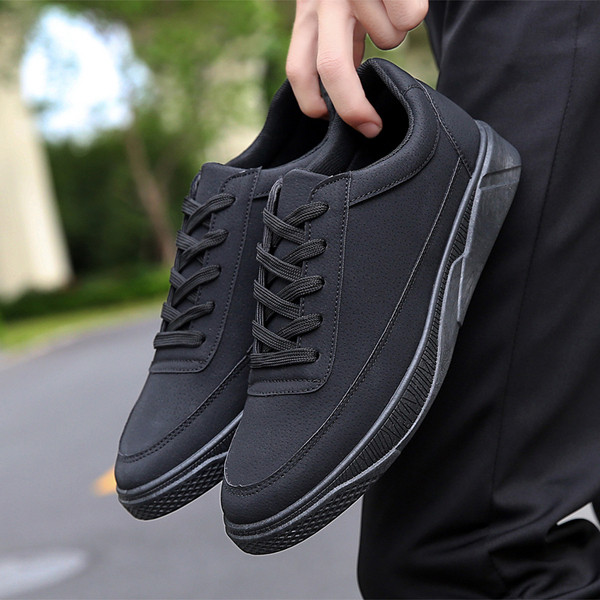 Tenisi moderni pentru bărbați - în negru și roșu