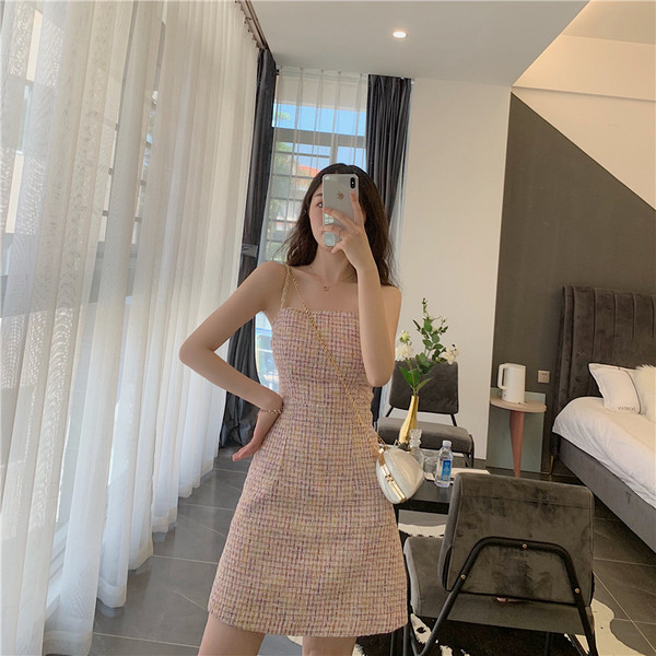 Дамска стилна рокля с тънки презрамки -къс модел 