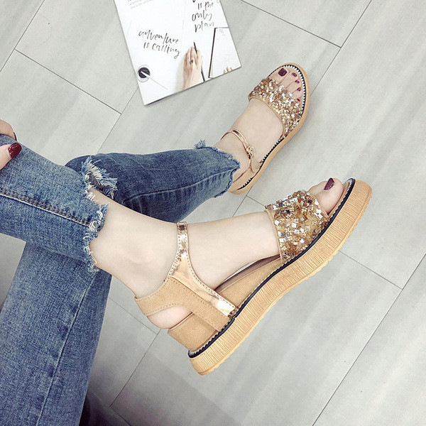 Sandale de dama actuale cu talpa inalta si efect stralucitor in negru si auriu