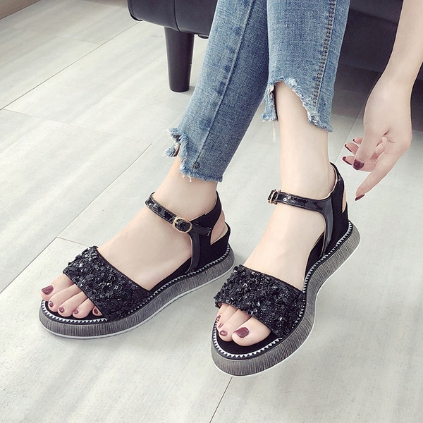 Sandale de dama actuale cu talpa inalta si efect stralucitor in negru si auriu