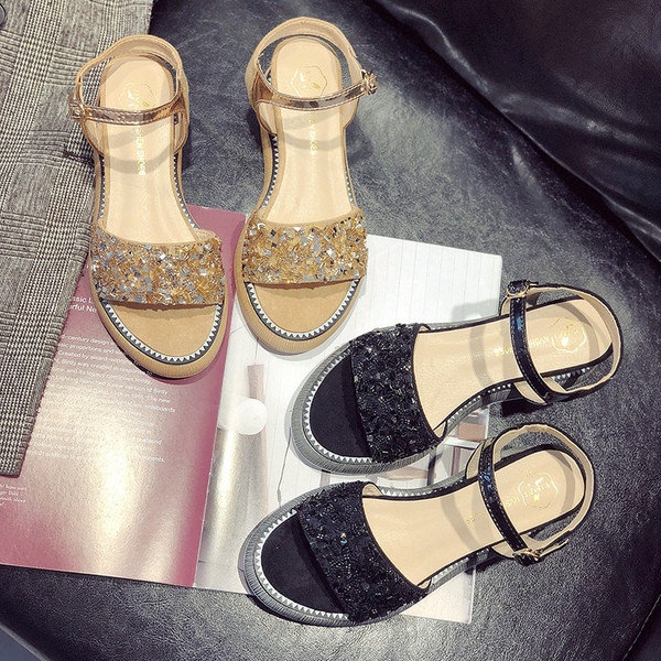 Sandale de dama actuale cu talpa inalta si efect stralucitor in negru si auriu