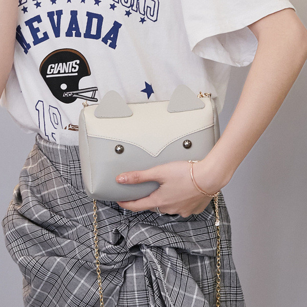 Geanta de dama moderna cu element 3D si lant