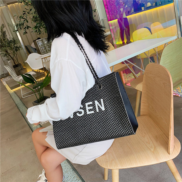 Geanta de dama moderna cu inscriptie in trei culori