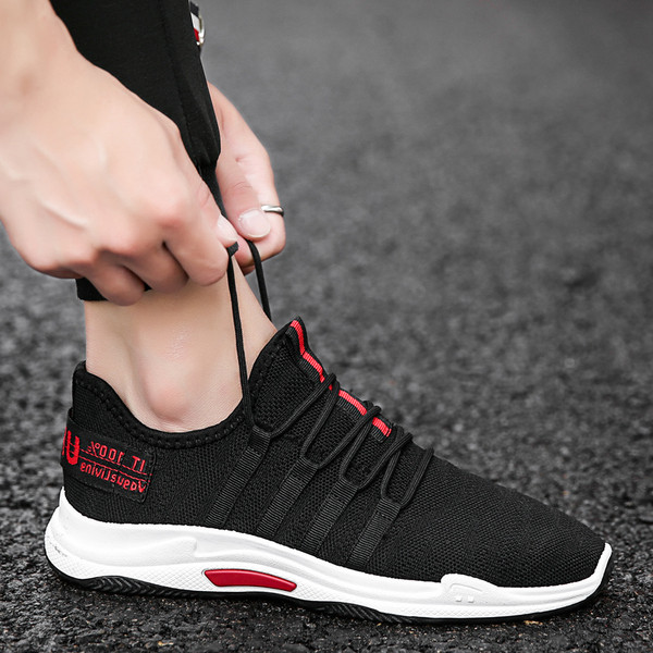 Tenisi actuali pentru bărbați în negru și roșu