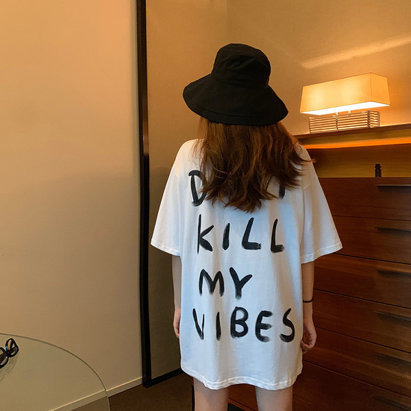 Tricou casual dama cu aplicatie colorata - model lung in culoarea alba