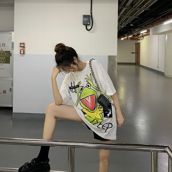 Tricou casual dama cu aplicatie colorata - model lung in culoarea alba