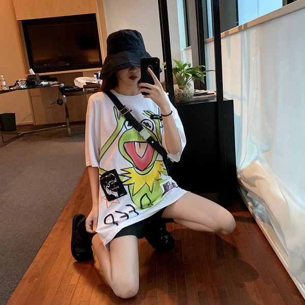 Tricou casual dama cu aplicatie colorata - model lung in culoarea alba