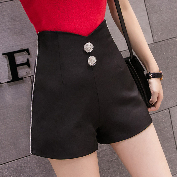 Pantaloni scurti eleganti de dama cu nasturi in alb si negru