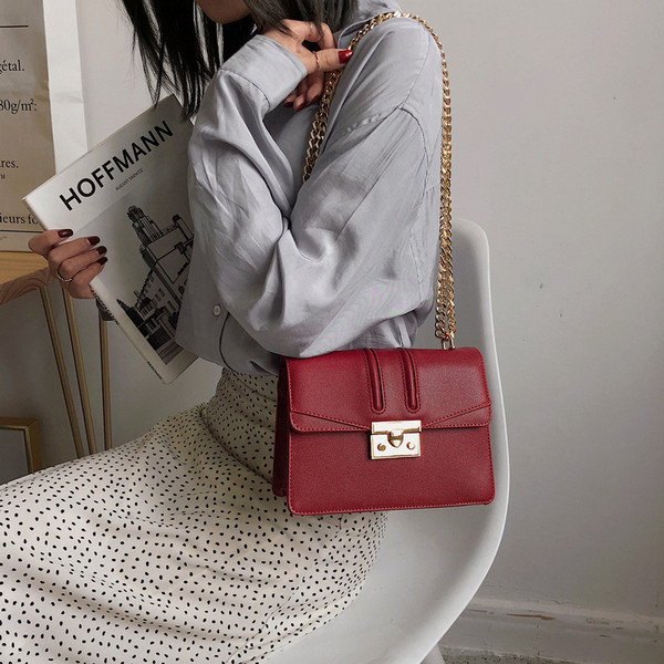 Geantă de damă elegantă din piele ecologică cu lanț metalic