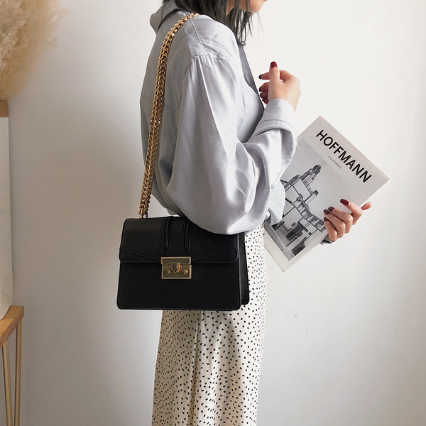 Geantă de damă elegantă din piele ecologică cu lanț metalic