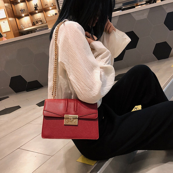 Geantă de damă elegantă din piele ecologică cu lanț metalic