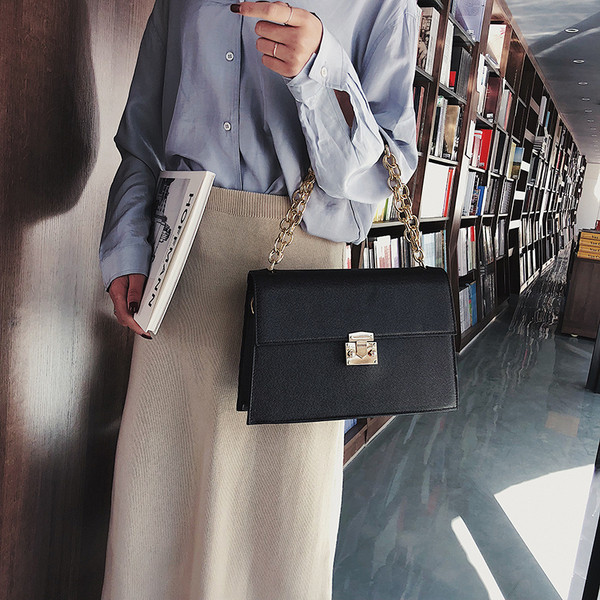 Geanta de dama cu lant metalic in mai multe culori