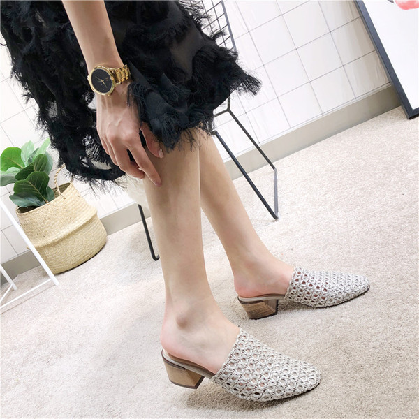 Papuci de damă cu toc joasă în două culori