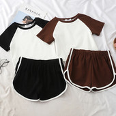 Αθλητικά και casual γυναικεία σύνολα που περιλαμβάνουν μπλουζάκια και σορτς σε διάφορα χρώματα