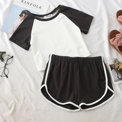 Αθλητικά και casual γυναικεία σύνολα που περιλαμβάνουν μπλουζάκια και σορτς σε διάφορα χρώματα