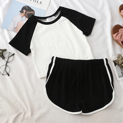 Αθλητικά και casual γυναικεία σύνολα που περιλαμβάνουν μπλουζάκια και σορτς σε διάφορα χρώματα