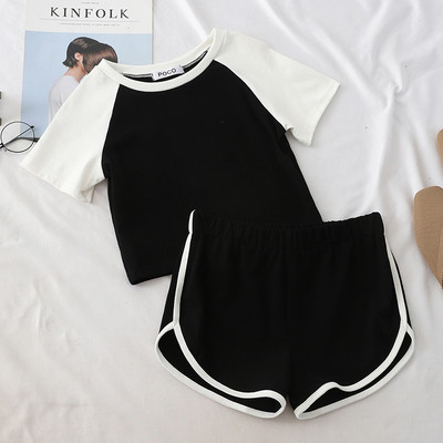 Αθλητικά και casual γυναικεία σύνολα που περιλαμβάνουν μπλουζάκια και σορτς σε διάφορα χρώματα