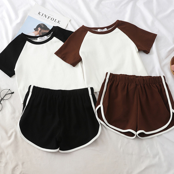 Αθλητικά και casual γυναικεία σύνολα που περιλαμβάνουν μπλουζάκια και σορτς σε διάφορα χρώματα