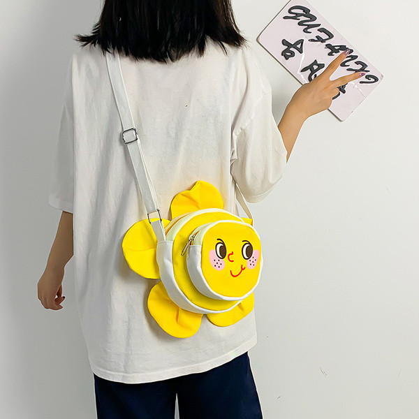 Geanta de dama moderna de culoare galbena cu element 3D