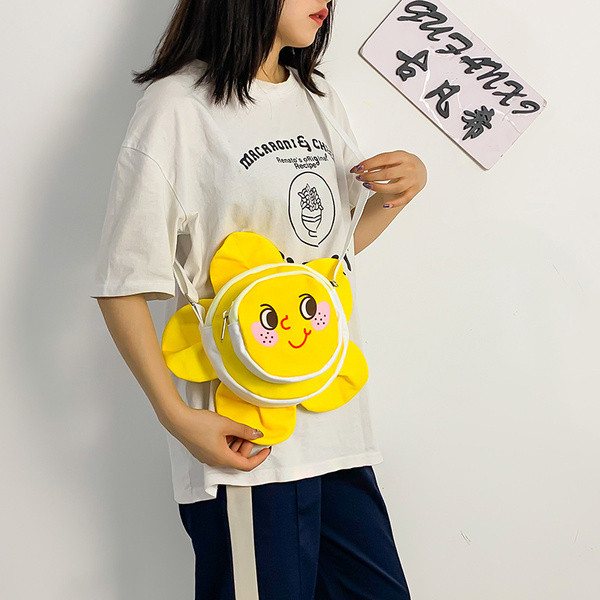 Geanta de dama moderna de culoare galbena cu element 3D