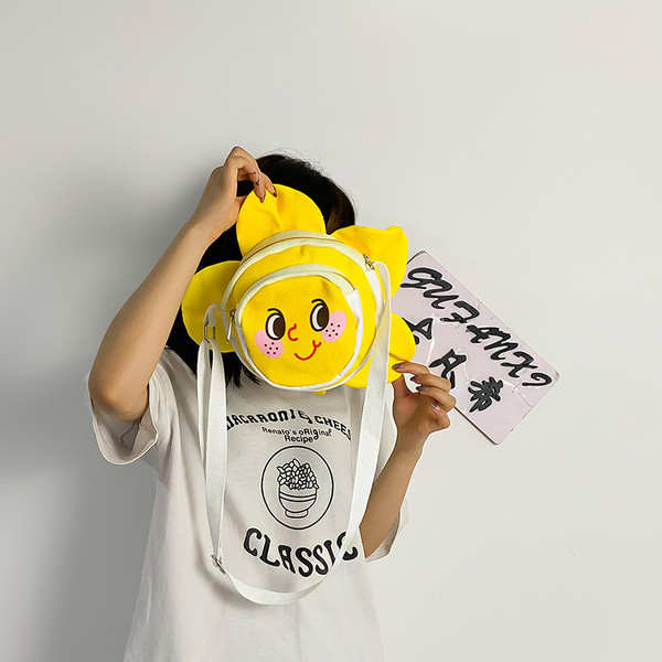 Geanta de dama moderna de culoare galbena cu element 3D