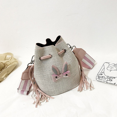 Geanta dama cu ciucuri si aplicatie in trei culori