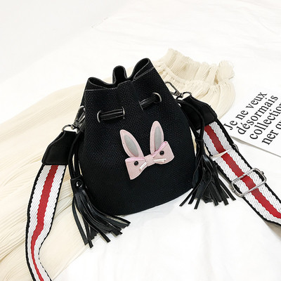 Geanta dama cu ciucuri si aplicatie in trei culori